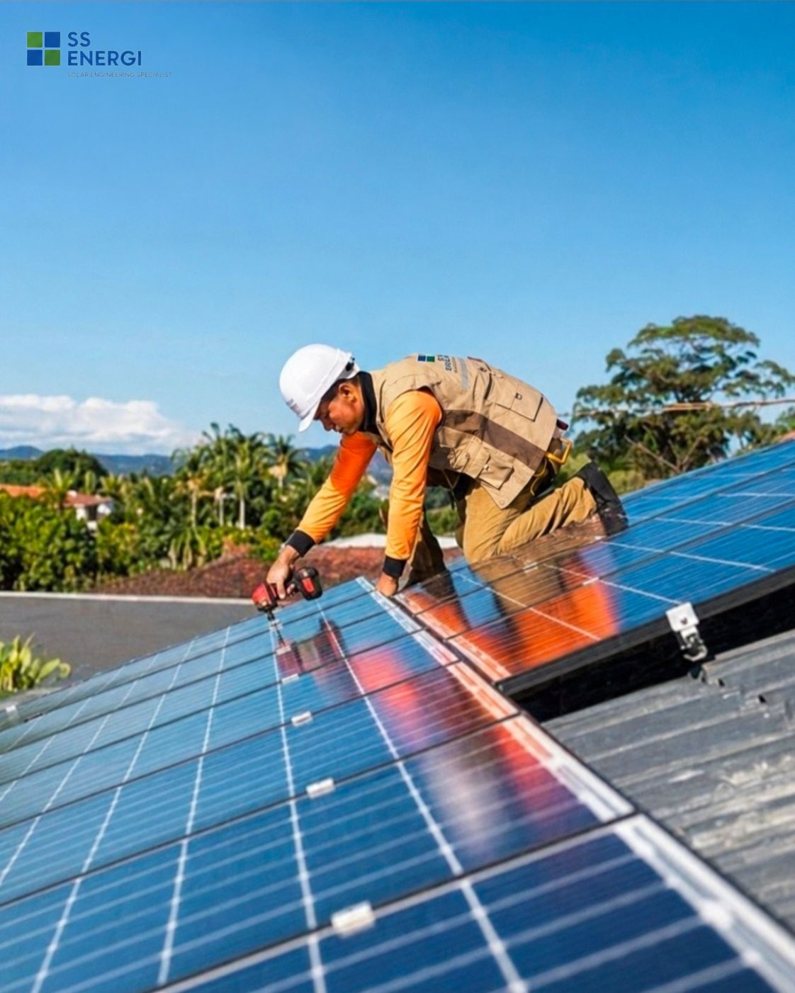 Tim pemasangan solar panel Jakarta lapangan proyek SS Energi